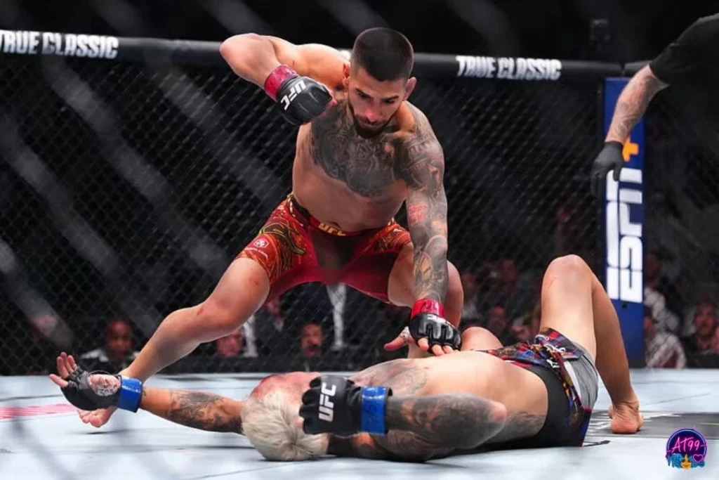 UFC格鬥大賽實戰對決特寫,一名刺青格鬥車手在八角籠網邊將對手擊倒在地上,並施加強力的地面擊打Ground and Pound與壓制防線。